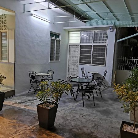 G Fortune Guest House Victoria Green George Town Buitenkant foto